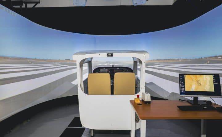 Cessna 172 simulator cockpit overview